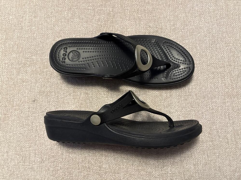 CROCS Women’s Sanrah Silver Ring Wedge Sandals Black Size 8